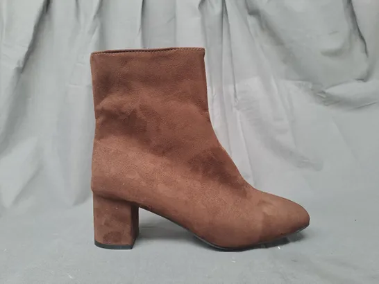 BOXED PAIR OF DESIGNER BLOCK HEEL ANKLE BOOTS IN BROWN EU SIZE 42