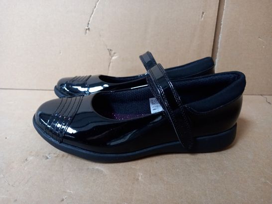 BOXED PAIR OF CLARKS ETCH BEAM (BLACK), SIZE 13.5 UK