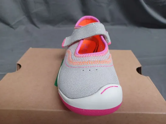 BOXED PLAE KIDS EMME TRAINERS IN SILVER/PINK - UK 11.5