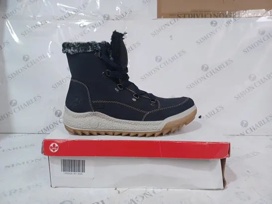 BOXED PAIR OF RIEKER WARM HIKING BOOTS IN NAVY - 6.5