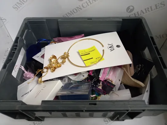 BOX TO CONTAIN APPROX. 40 X ASSORTED ITEMS OF JEWELLERY. INCLUDES NECKLACES, EARRINGS, BRACELETS ETC. BRANDS VARY 