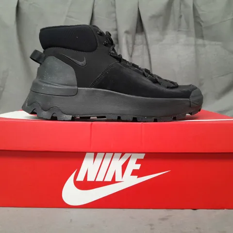 BOXED PAIR OF NIKE CITY CLASSIC BOOTS IN BLACK UK SIZE 6