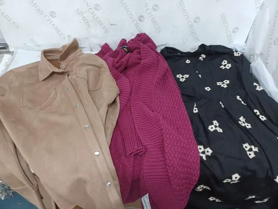 LARGE QUANTITY OF ASSORTED CLOTHING TO INCLUDE CARDIGANS, DRESSES, ETC