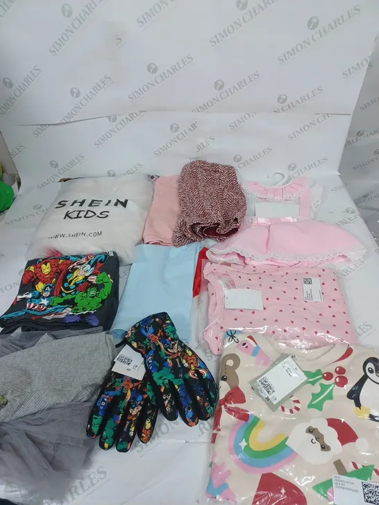 LOT OF ASSORTED KIDS CLOTHING ITEMS TO INCLUDE PYJAMAS, T-SHIRTS AND TROUSERS 