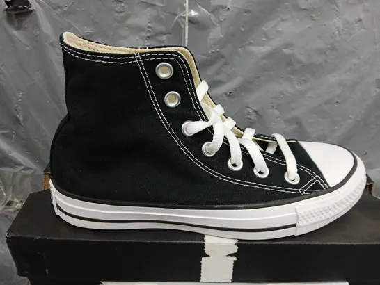 BOXED CONVERSE TRAINERS IN BLACK/WHITE - UK 4