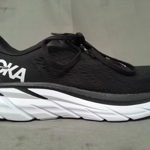 BOXED PAIR OF HOKA CLIFTON 8 SHOES IN BLACK/WHITE UK SIZE 5.5