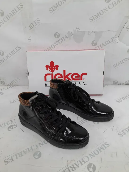 BOXED PAIR OF RIEKER HI TOP CUFF TRAINERS IN BLACK UK SIZE 6.5