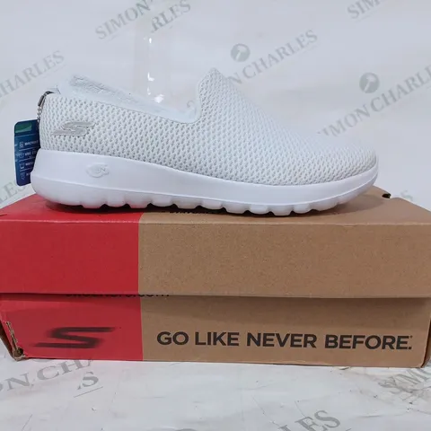 BOXED PAIR OF SKECHERS GO WALK SLIP-ON SHOES IN WHITE UK SIZE 6