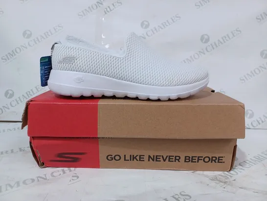 BOXED PAIR OF SKECHERS GO WALK SLIP-ON SHOES IN WHITE UK SIZE 6