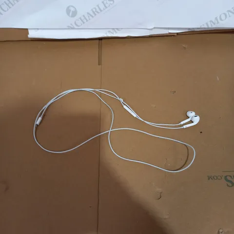 APPLE EARPODS WITH LIGHTNING CONNECTOR 