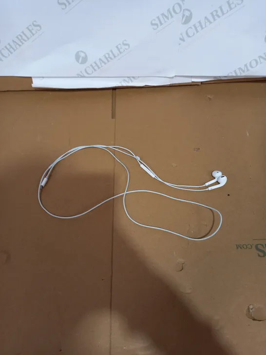 APPLE EARPODS WITH LIGHTNING CONNECTOR 