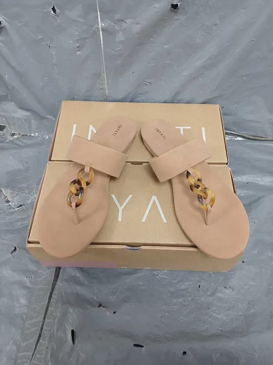 INYATI X2 BOXED PAIRS OF LEANDRA THONG STYLE SANDAL IN TOASTED NUT SIZE 6