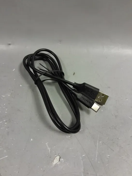 APPROXIMATELY 25 KENABLE USB A - USB C DATA CABLES 