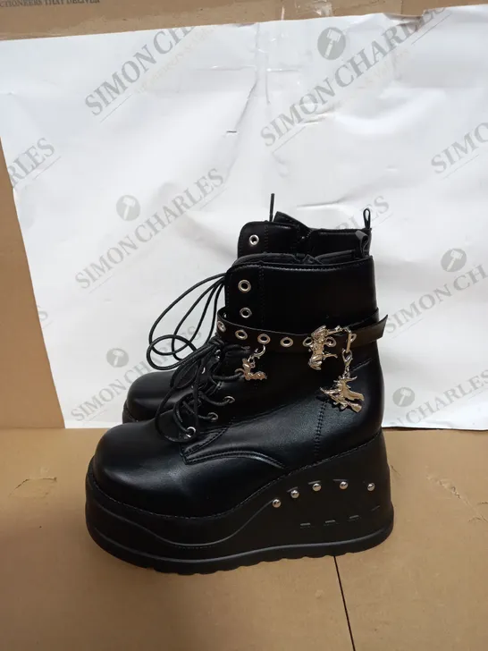 BOXED PAIR OF ROMWE GOTH EYELET AND BAT DESIGN LACE-UP FRONT WEDGE BOOT SIZE 40