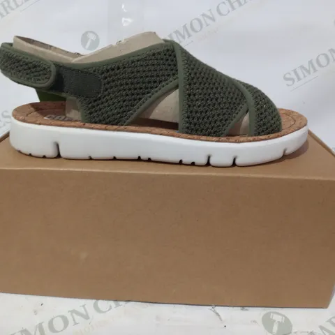 BOXED PAIR OF CAMPER ORUGA SANDALS IN GREEN EU SIZE 40