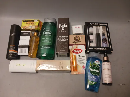 BOX OF APPROXIMATELY 20 COSMETIC ITEMS TO INCLUDE - DR SQUATCH SOAP, BROWN SHAMPOO, AND BRUT SHOWER GEL ETC.