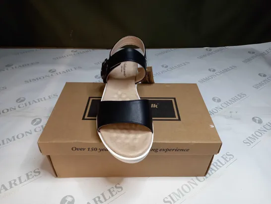 BOXED PAIR OF CUSHION-WALK RING DETAIL OPEN TOE SANDALS IN BLACK SIZE 6