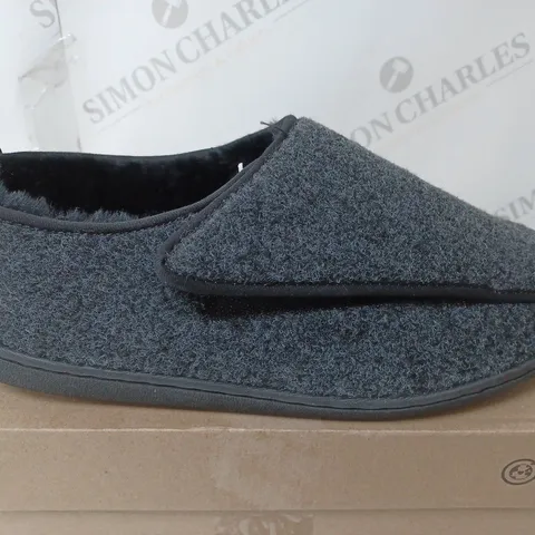 BOXED CLARKS MEN KING SLIPPER IN DARK GREY FELT - SIZE 10 MENS