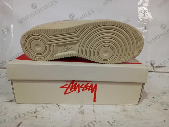 BOXED PAIR OF NIKE AIR FORCE 1 LOW/STUSSY SHOES IN BEIGE UK SIZE 9.5