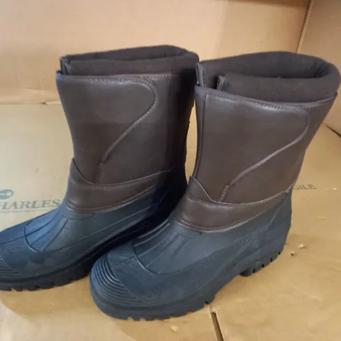 PAIR OF GROUNDWORKS WATERPROOF BOOTS - UK 10