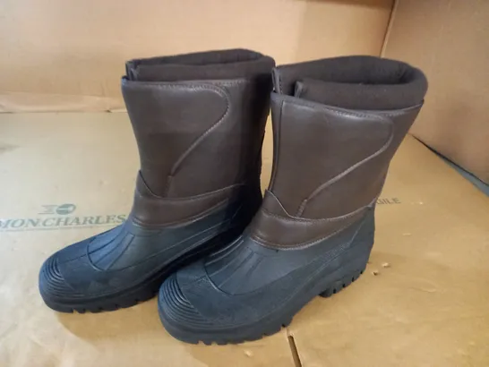 PAIR OF GROUNDWORKS WATERPROOF BOOTS - UK 10