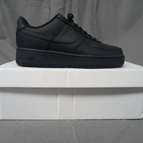 BOXED PAIR OF NIKE AIR FORCE 1 '07 SHOES IN BLACK UK SIZE 3