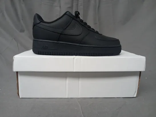 BOXED PAIR OF NIKE AIR FORCE 1 '07 SHOES IN BLACK UK SIZE 3