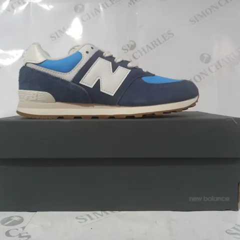 BOXED PAIR OF NEW BALANCE 574 TRAINERS IN NAVY/BLUE UK SIZE 4