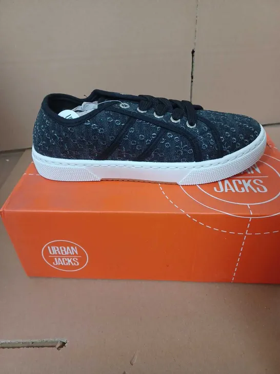 BOXED PAIR OF URBAN JACKS PALM SPRINGS TRAINERS IN BLACK - 5