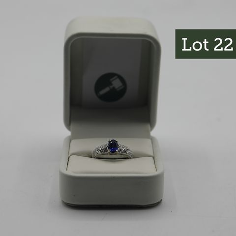 DESIGNER 18ct WHITE GOLD RING SET WITH AN OVAL TANZANITE WITH DIAMOND ACCENTS, WEIGHING +-0.91ct