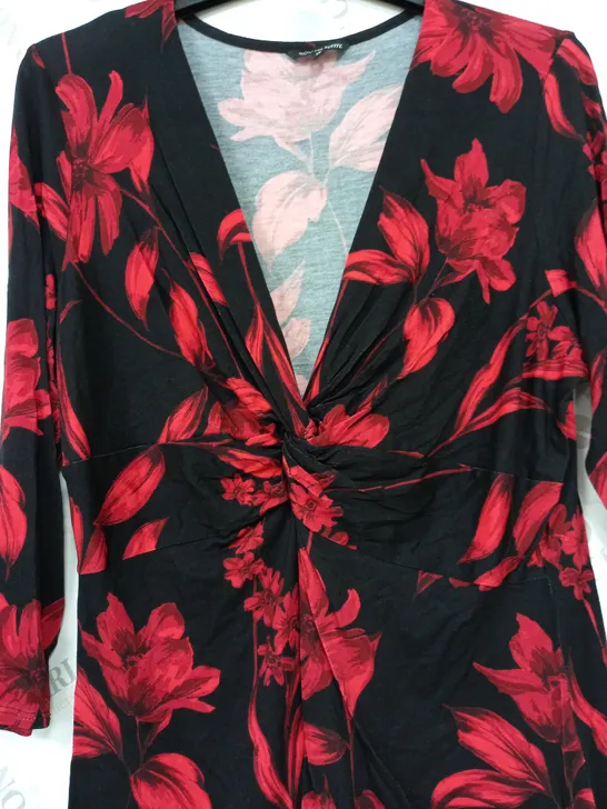 ROMAN PETITE KNOT FRONT TOP IN FLORAL DESIGN IN RED/BLACK - SIZE 16