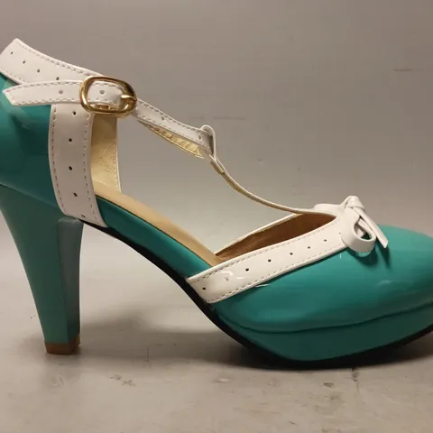 BOXED PAIR OF DESIGNER HEELED SHOES IN TEAL EU SIZE 41