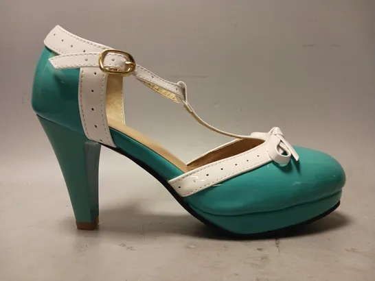 BOXED PAIR OF DESIGNER HEELED SHOES IN TEAL EU SIZE 41