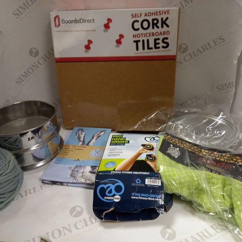 LOT OF APPROXIMATELY 15 ASSORTED HOUSEHOLD ITEMS TO INCLUDE CORK NOTICE BOARD, LAUNDRY BASKET, DECORATIVE TOWELS ETC