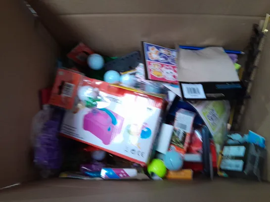 MEDIUM BOX OF ASSORTED TOYS AND GAMES TO INCLUDE RUBIKS CUBE, PENCIL CRAYONS AND POPET TOY