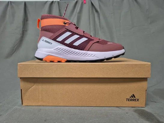 BOXED PAIR OF ADIDAS TERREX TRAILMAKER MID SHOES IN BERRY/ORANGE UK SIZE 2.5