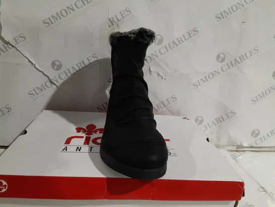 BOXED PAIR OF REIKLAND WEDGE FAUX FUR WINTER BOOT BLACK SIZE 6 1/2