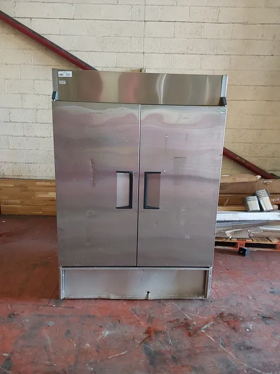 COMMERCIAL TRUE REFRIGERATION DOUBLE DOOR UNIT 