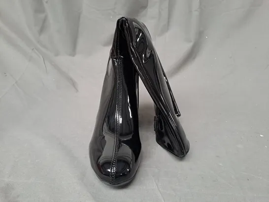 BOXED PAIR OF DESIGNER LOW BLOCK HEEL KNEE-HIGH BOOTS IN GLOSSY BLACK EU SIZE 38