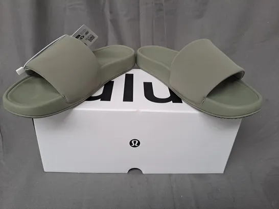 BOXED PAIR OF LULULEMON RESTFEEL SLIDERS IN OLIVE UK SIZE 5.5