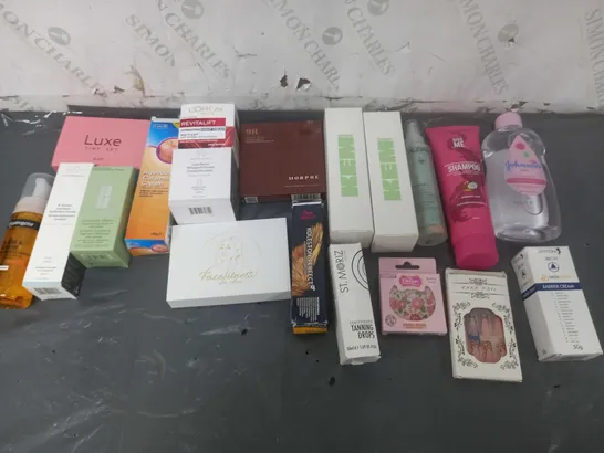 APPROXIMATELY 20 ASSORTED COSMETIC PRODUCTS TO INCLUDE CLINIQUE MOISTURIZING PUMP, ST.MORIZ TANNING DROPS, AND DRUNK ELEPHANT HYDRATION SERUM ETC. 