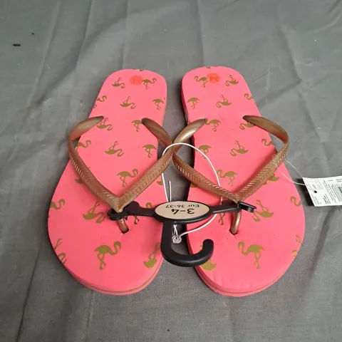 BOXED LOT OF APPROX 40 PAIRS OF LADIES PINK SANDALS. VARIOUS SIZES