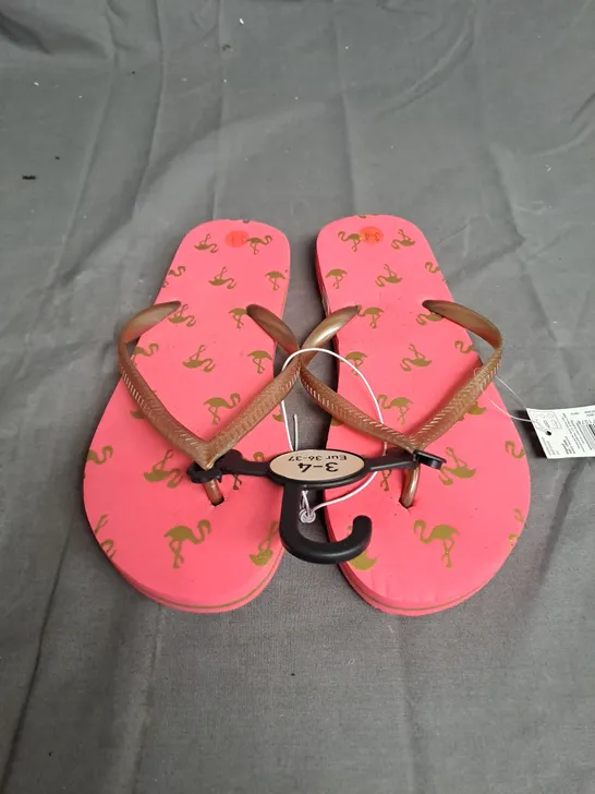 BOXED LOT OF APPROX 40 PAIRS OF LADIES PINK SANDALS. VARIOUS SIZES