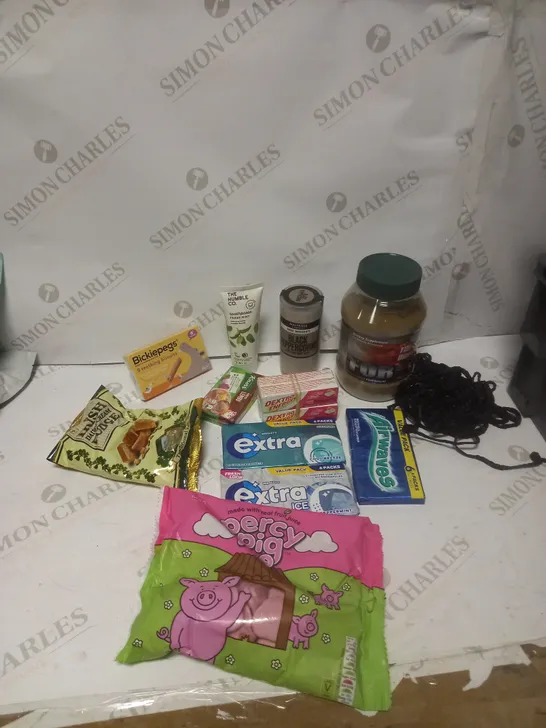 BOX OF ASSORTED FOOD PRODUCTS - INCLUDING SWEETS AND DRINKS