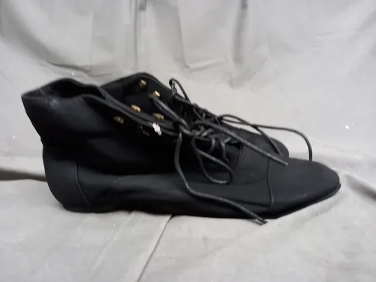 A BOX OF APPROXIMATELY 20 PAIRS OF BOOTS IN BLACK - VARIOUS SIZES 