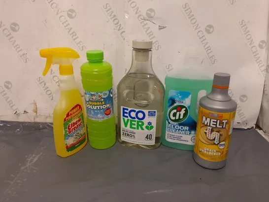 APPROXIMATELY 12 ASSORTED CLEANING PRODUCTS AND ACCESSORIES TO INCLUDE ECO VER LAUNDRY DETERGENT, CIF FLOOR CLEANER, MELT DRAIN UNBLOCKER, ELBOW GREASE DEGREASER