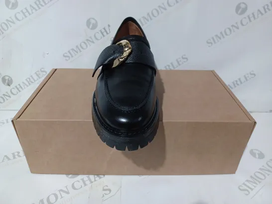 BOXED PAIR OF FLATTERED STELLA LEATHER SHOES IN BLACK EU SIZE 39