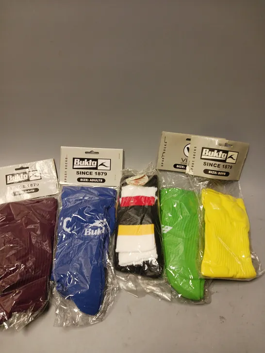 APPROXIMATELY 30 BUKTA RETRO VINTAGE MENS FOOTBALL SOCKS IN ASSORTED COLOURS 