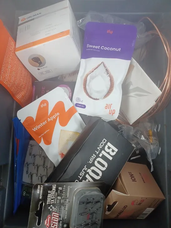 BOX OF APPROXIMATELY 20 ASSORTED HOUSEHOLD ITEMS TO INCLUDE SWISS ARMY KNIFE, TAROT CARDS, GARLIC PRESS, ETC