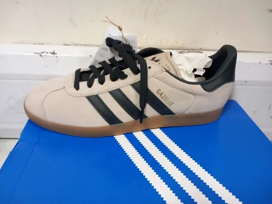 BOXED ADIDAS GAZELLE SIZE 8.5